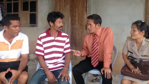 อัยการยกย่อง 'ชัช-ฮีโร่กระบี่' มอบเสื้อ-รับเกียรติบัตรองค์ภา