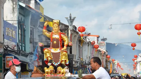 แห่พระ 'ศาลเจ้ากะทู้' ต้นกำเนิดกินเจ ม้าทรงยังแหกคอกใช้อาวุธนอกตำนาน