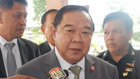 'บิ๊กป้อม' โบ้ยถาม 'บิ๊กปู' ปมคดีแอบอ้างเบื้องสูง ผิด ม.112