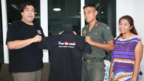 สุดหล่อ รด.ฮีโร่!! ขี่จยย.แหวกทางให้รถรพ. ช่วยคนถูกงูเห่ากัดรอดตาย