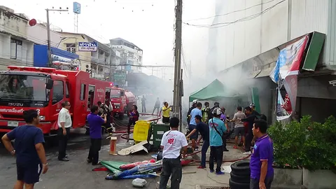 ไฟไหม้ร้านแก๊สกลางเมืองศรีราชา เร่งสกัด หวั่นบึมลุกลาม