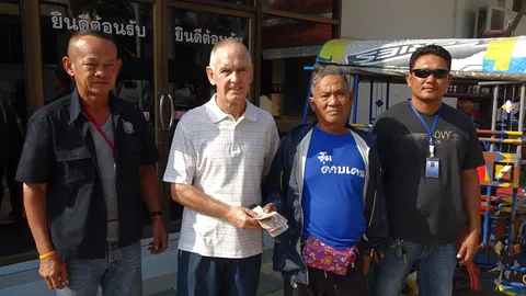 สามล้อสร้างชื่อ เก็บกระเป๋าเงิน ส่งคืนชาวอังกฤษ