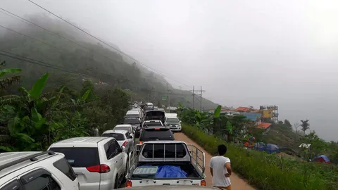 แห่เที่ยวภูทับเบิก รถติดหนึบ 30 กม. คาดสะพัดพันล้าน