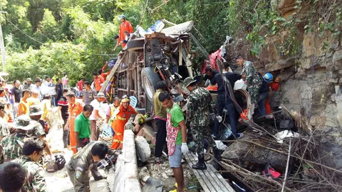 บัสท่องเที่ยว แหกโค้งชนเขาตับเต่า เมืองกาญจน์ ตาย 8 เจ็บกว่า 20