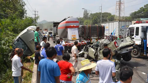 เทรลเลอร์ลงเขา รถตัดหน้า-เบรกไม่อยู่ ชนรวด 5 คัน เจ็บ 9