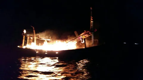ไฟไหม้เรืออวน กลางทะเลเกาะสีชัง ไต้ก๋ง-ลูกเรือโดดน้ำหนีตาย 