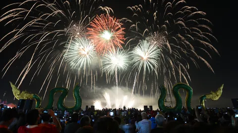 อลังการ! หนองคายจุดพลุเฉลิมพระเกียรติกลางน้ำโขง ก่อนดูบั้งไฟพญานาค  