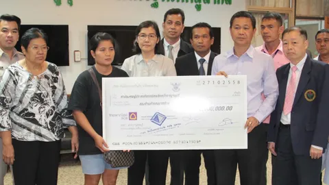 ผวจ.กาญจน์ มอบเงินคุ้มครอง บ.ประกันฯ 3.5 แสน ให้ครอบครัวเหยื่อบัสชนเขา