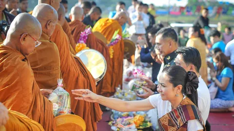 ชาวพุทธทั่วไทยตักบาตรเทโว แห่เข้าวัดแต่เช้า หลังออกพรรรษา