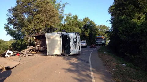 6ล้อบรรทุกเวทีหมอลำซิ่ง ยางระเบิดพลิกคว่ำ ดับ 3 เจ็บอื้อ 