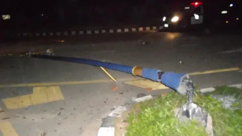  เสี่ยควบกระบะหลับใน พุ่งชนเสาไฟ ถูกรถทับร่างดับ 