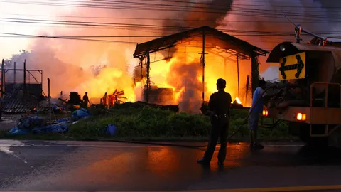 เพลิงโหมโรงงานใยสังเคราะห์ตุ๊กตาราชบุรี วอด คาดไฟฟ้าลัดวงจร สูญ 3 ล.