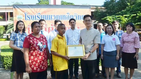 รอง ผวจ.สระบุรี มอบประกาศเกียรติคุณความดีให้แก่ น้อง 'เต่า' เด็กฮีโร่