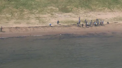 กองทัพเรือบินสำรวจคราบน้ำมันชายหาดวนอุทยานปราณบุรี