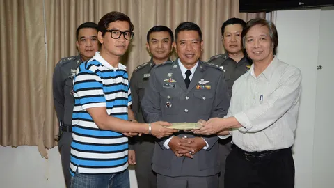 เสียงดีแล้วใจยังงาม คอรัสหนุ่ม กทม. เก็บเงิน 2 แสนคืนเจ้าของ 