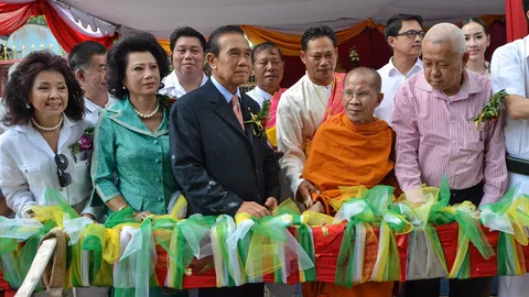 วันเกิดเจ้าแม่ทับทิม..โคราช ฉลอง...มังกรพ่นน้ำเสาฟ้าดิน