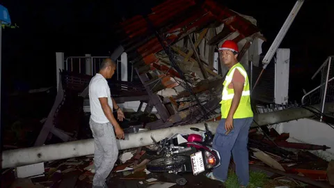 ฝนถล่มสามโคก ไฟดับ-น้ำไม่ไหล วินจยย.รอดตายฉิวเฉียด