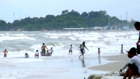 สงขลายังคึกคัก คนไทย-ต่างชาติแห่เที่ยว ไม่กลัวฝนตก-คลื่นลมแรง