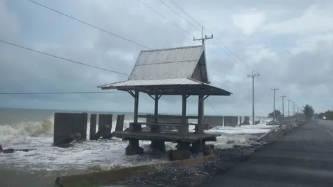 คลื่นทะเลซัดชายฝั่ง ปากพนัง–หัวไทร ปักป้ายเตือนผู้ใช้ถนน   