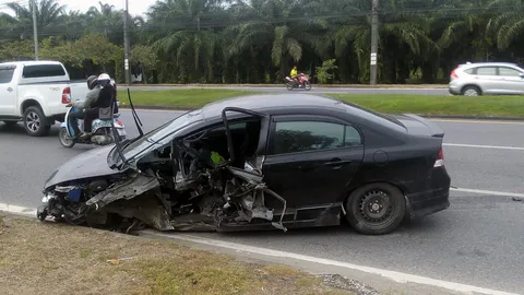 สาวภูเก็ตหวิดดับ รถเสียหลักหมุนฟาดเสาไฟ มีเสียงดังคล้ายยางระเบิด 