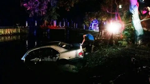 ตกใจโดนชน เฒ่าควบเก๋งพุ่งลงคลองดับคาที่ ญาติมาด้วยสาหัส