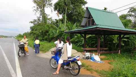 ชาวบ้านฉลุงโวย! ศาลาริมทาง สร้าง 6 เดือนไม่เสร็จ ถูกทิ้งร้าง 