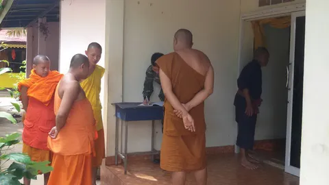 พระผูกคอดับคากุฏิ ในวัดที่สระแก้ว คาดหนีโรครุม 