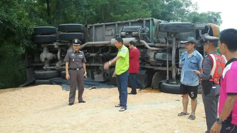 ชนตาย 5 ศพ! โชเฟอร์ 18 ล้อ โหมงานหนัก ขยี้ปิกอัพแหลก