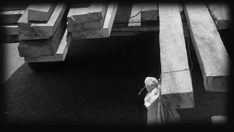 ต่อไม้ยื่นจากปิกอัพ! สลด ฟาดโดนสาวตัดอ้อยเมืองสุพรรณฯ ตกรถตาย