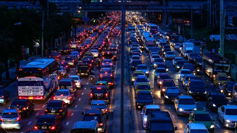 จราจรวันอังคาร 'งามวงศ์วาน' ติดหนัก-หลายเส้นยังเคลื่อนตัวได้