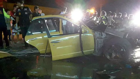 ชนเสาไฟ เก๋งขาด2ท่อน เละ3ศพ เพิ่งดื่มฉลองวันเกิด อีกรายจยย.ซิ่งตายคู่