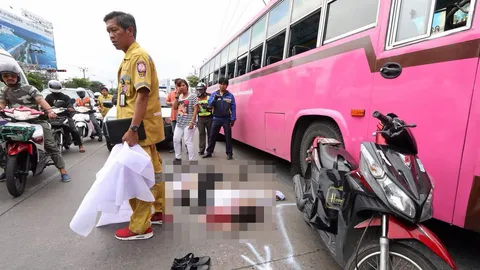 พ่วงทับสยอง 2 นร.สาวดับ ขี่จยย.แซงรถเมล์ถูกเฉี่ยว