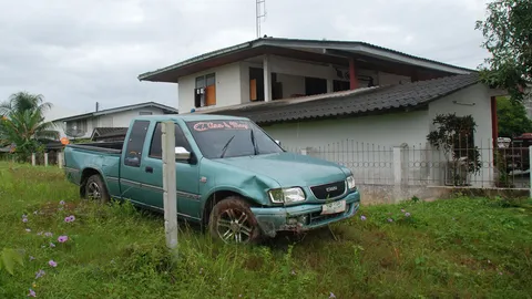 หนุ่มบางกุ้งขับรถฝ่าสายฝน เสียหลักแหกโค้ง ดับ 1 บาดเจ็บ 2