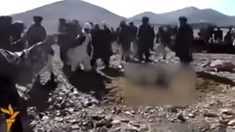 สลด! สาวอัฟกานิสถาน โดนรุมปาหินใส่จนตาย หลังหนีไปกับชายคนรัก