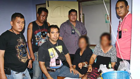 2 สาวใหญ่อาชีพรับเหมา ผันตัวเองค้ายานรก ตร.ล่อซื้อรวบคาบ้านพัก