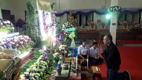 ซึ้งน้ำใจ! 'เต้น' ร่วมเคารพศพ 'เสี่ยอู๊ด' มิตรสหายจากเรือนจำ