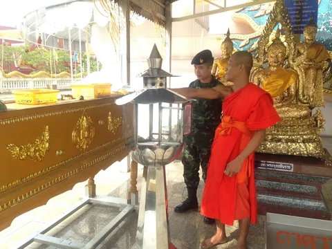 จับภาพได้!! 3โจรย่องงัดศาลาทุบตู้บริจาคเงิน วัดประชุมราษฎร์ ลำลูกกา