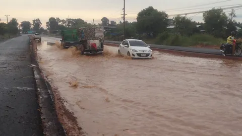 ร้องโครงการก่อสร้างถนนอำนาจเจริญ-อุบลฯ ทำน้ำท่วมขัง ชาวบ้านเดือดร้อน