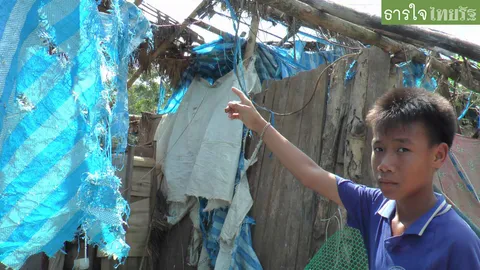 วอนช่วย!! ดช.ยากจน อยู่กับแม่ นอนบ้านผุพัง ต้องเดินไปเรียนไกลถึง 3 โล