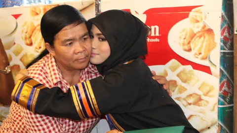 ชาวเน็ตแชร์ว่อน! ชื่นชมลูกแม่ค้าโรตี สวมครุยก้มกราบแม่ในตลาดสด