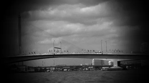 โชเฟอร์แท็กซี่กระโดดสะพานปิ่นเกล้า เร่งหาร่าง ไร้ร่องรอย 