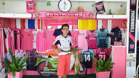 พ่อค้าบ้าบอล!! ทำร้านเป็นที่รวมแฟนคลับ เชียร์ทีมรัก-ช้างศึก