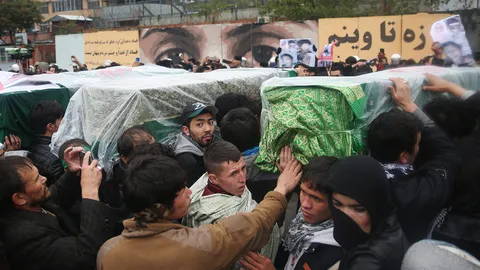 อัฟกันแบกโลงศพเหยื่อถูกไอซิสตัดคอ บุกทำเนียบปธน.เรียกร้องความเป็นธรรม