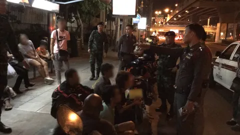 วินจยย. ห้าว! ปิดถนน ซิ่งเก๋งแข่งบ้าระห่ำ ตร.สน.ทองหล่อ รวบยันกองเชียร์