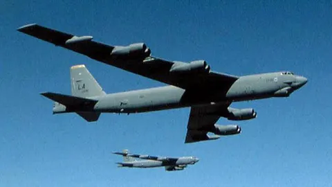 มะกันไม่สนจีน! ส่งบินทิ้งระเบิด B-52 บินเฉียดหมู่เกาะเทียมในทะเลจีนใต้อีกแล้ว