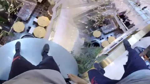 บ้าระห่ำ! ทีมฝรั่งโชว์ 'ฟรีรันนิ่ง' กลางห้างดัง กระโดดเกาะลิฟท์สุดหวาดเสียว (ชมคลิป)