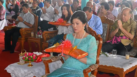 อดีตนายกฯยิ่งลักษณ์เดินสายทำบุญ