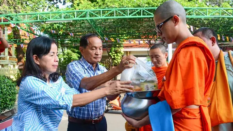 ใส่บาตร