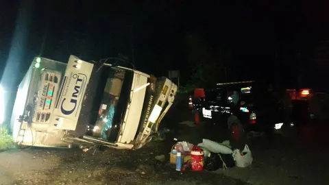 คนขับอายุมาก ทำ 10 ล้อเสียหลักพลิกคว่ำ ไก่สดตกกระจายเต็มถนน