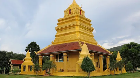 กราบ "พระธาตุดินแทน" รำลึกตำนาน...พระเจ้าแสนห่า